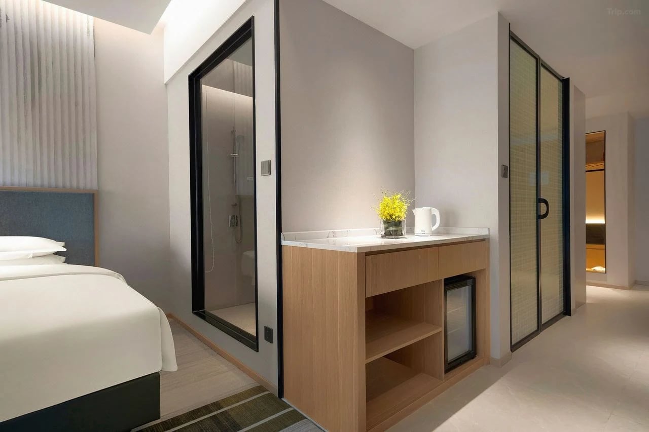 Holiday Inn & Suites — 31